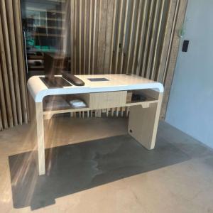 OUTLET Manicure tafel NUUNA VERKOCHT (OUTLET Manicure tafel NUUNA)